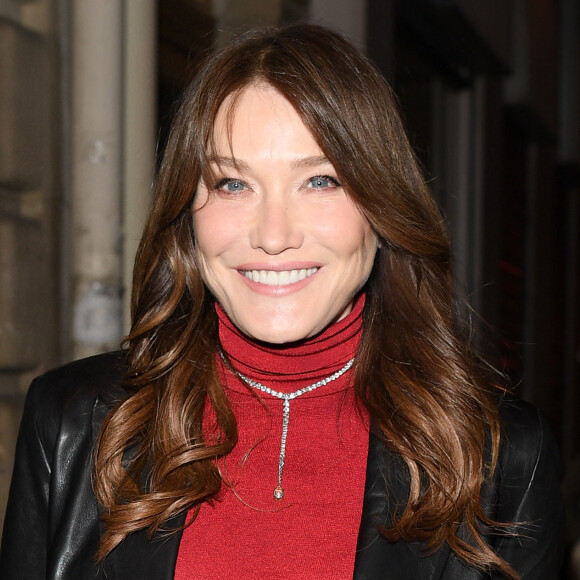 Carla Bruni a de quoi être fière, car son fils Aurélien, né de sa précédente relation avec l'essayiste Raphaël Enthoven, vient d'être diplômé de l'Université américaine de Columbia.
Exclusif - Carla Bruni, accompagnée de son amie Farida Khelfa, arrive au défilé de mode Haute-Couture Jean-Paul Gaultier, au siège parisien du couturier, lors de la Fashion Week Printemps-été de Paris.