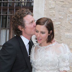 Très heureuse et souriante lors de cette union, sa relation avec son époux aura duré... quatre mois. 

Mariage de Anna Mouglalis et Vincent Rae (homme d'affaires australien specialise dans l'immobilier) a Saint-Paul de Vence le 22/03/2013/ La fille de Anna Mouglalis Saul etait presente. La soiree de noces aura lieu a la Colombe d'Or 