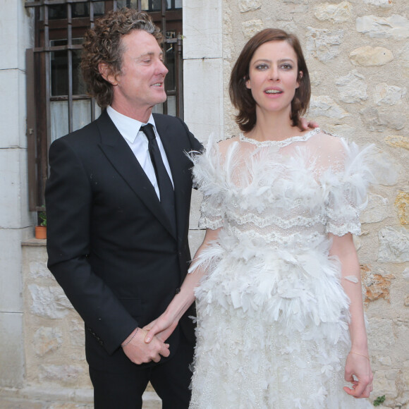 "J'ai rencontré un homme qui rêvait de se marier, et je trouvais ça amusant, mais je n'ai jamais caché le fait que pour moi, le mariage ne représentait rien", indiquait-elle à Grazia.
Mariage de Anna Mouglalis et Vincent Rae (homme d'affaires australien specialise dans l'immobilier) a Saint-Paul de Vence le 22/03/2013/ La fille de Anna Mouglalis Saul etait presente. La soiree de noces aura lieu a la Colombe d'Or 