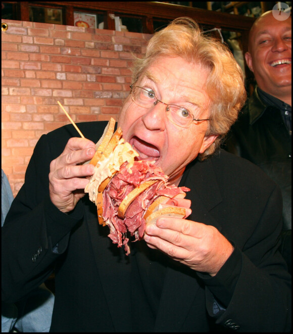 Jerry Springer fete sa 300e émission en mangeant un sandwich au Pastrami.