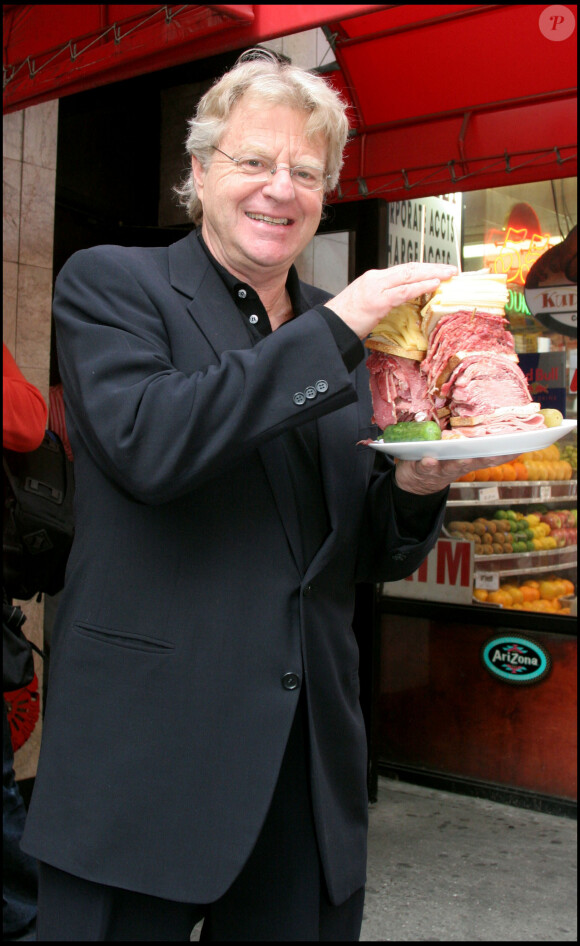 Jerry Springer fete sa 300e émission en mangeant un sandwich au Pastrami.