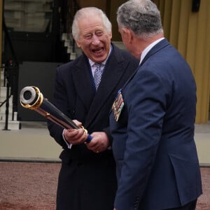 Le roi Charles III d'Angleterre assiste au début de l'Australian Legacy Torch Relay au palais de Buckingham à Londres, le 28 avril 2024. Cela marque le début de l'étape londonienne de la course de relais de l'organisme de bienfaisance qui célèbre son centenaire. 