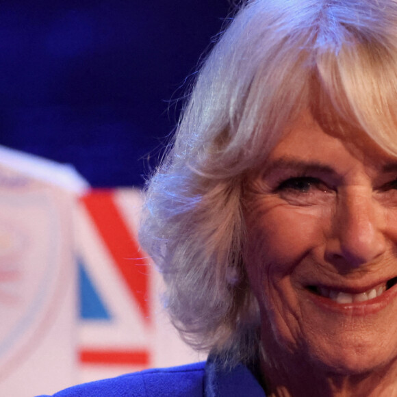 Le roi Charles III d'Angleterre et Camilla Parker Bowles, reine consort d'Angleterre, rencontrent Mae Muller, représentante britannique au concours Eurovision à Liverpool, le 26 avril 2023, au "M and S Bank Arena", avant la visite de la bibliothèque centrale de Liverpool. 