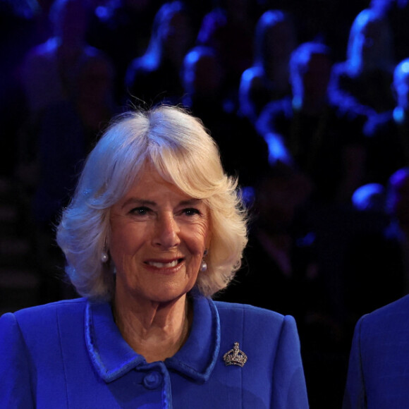 Et veulent sans doute marquer leur appartenance à la lignée royale.
Le roi Charles III d'Angleterre et Camilla Parker Bowles, reine consort d'Angleterre, rencontrent Mae Muller, représentante britannique au concours Eurovision à Liverpool, le 26 avril 2023, avant la visite de la bibliothèque centrale de Liverpool. Avec sa chanson "I wrote a song", Mae Muller tentera de remporter le concours de chant le 13 mai 2023.