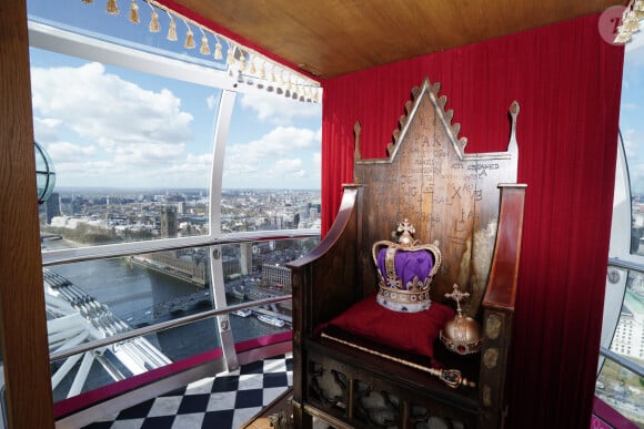 Une cabine de l'attraction "London Eye" dotée d'une réplique de la "chaise de couronnement" et d'une copie des joyaux de la couronne à Londres, quelques semaines avant l'accession au trône du roi Charles d'Angleterre. Le 25 avril 2023. 