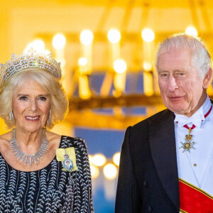 Le couronnement sera célébré dans une semaine. 
La reine consort Camilla Parker Bowles, le roi Charles III d'Angleterre - Arrivées au dîner d'état donné par le président allemand et sa femme en l'honneur du roi d'Angleterre et de la reine consort, au Château Bellevue à Berlin, à l'occasion du premier voyage officiel du roi d'Angleterre en Europe. Le 29 mars 2023