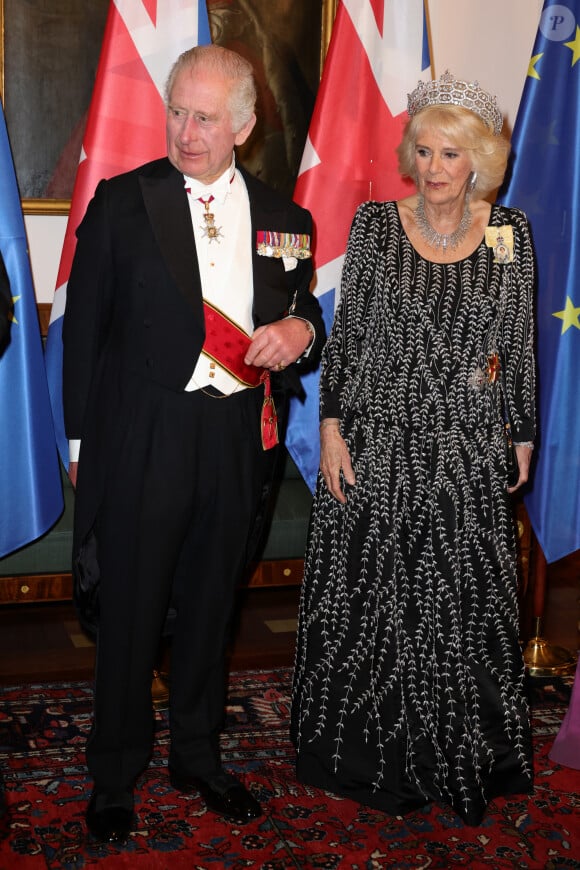 Le roi Charles III d'Angleterre, la reine consort Camilla Parker Bowles - Personnalités au dîner d'état donné par le président allemand et sa femme en l'honneur du roi d'Angleterre et de la reine consort, au Château Bellevue à Berlin, à l'occasion du premier voyage officiel du roi d'Angleterre en Europe. Le 29 mars 2023