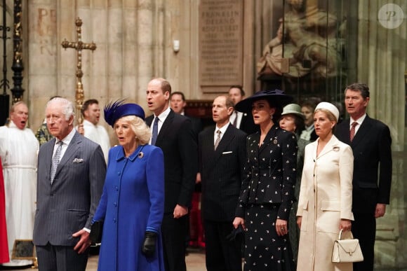 Le souverain et sa femme y seront entourés de toute leur grande famille.
Le roi Charles III d'Angleterre, Camilla Parker Bowles, reine consort d'Angleterre, Le prince William, prince de Galles, Catherine (Kate) Middleton, princesse de Galles, Sophie Rhys-Jones, duchesse d'Édimbourg, le prince Edward, duc d'Édimbourg, la princesse Anne et le vice-amiral SirTimothy Laurence - Service annuel du jour du Commonwealth à l'abbaye de Westminster à Londres, Royaume Uni, le 13 mars 2023. 