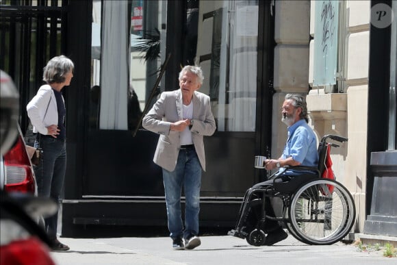 Exclusif - Roman Polanski et sa femme, Emmanuelle Seigner, très amoureux, déjeunent au restaurant l'Avenue à Paris, le 29 juin 2020. Généreux, Roman Polanski fait un don à une personne à mobilité réduite qui fait la quête.