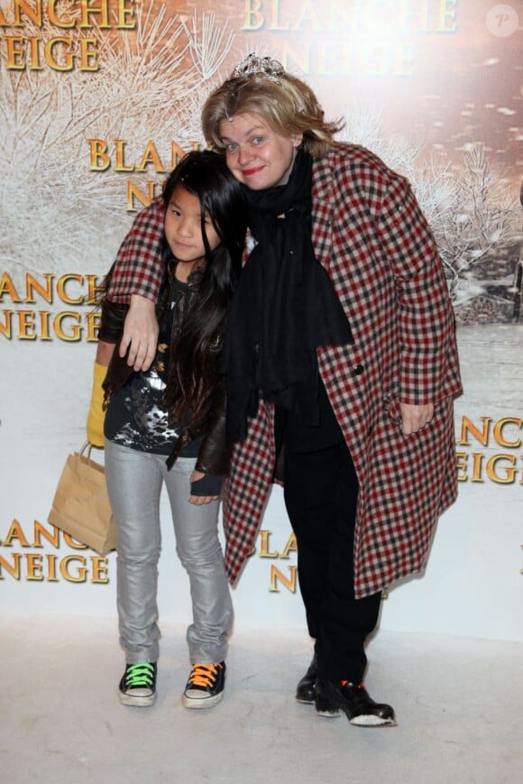 Elle est très heureuse avec sa fille Tallulah
Isabelle Nanty et sa fille Tallulah lors de l'avant-première du film Blanche Neige à Paris au Gaumont Capucines le 31 mars 2012