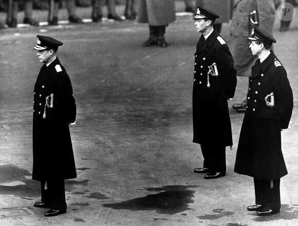 Il ne s'agit pas de son oncle le prince Andrew mais d'Edward, duc de Kent et de Strathearn.
Archives - Le roi Edouard VIII lors de la cérémonie du souvenir au monument Cénotaphe (The Cenotaph) à Londres, accompagné de ses frères, le duc d'York (futur roi George VI) et le duc de Kent (prince George de Kent). Le 11 novembre 1936