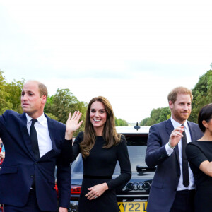 La princesse de Galles Kate Catherine Middleton, le prince de Galles William et le prince Harry, duc de Sussex et Meghan Markle, duchesse de Sussex à la rencontre de la foule devant le château de Windsor, suite au décès de la reine Elisabeth II d'Angleterre. Le 10 septembre 2022