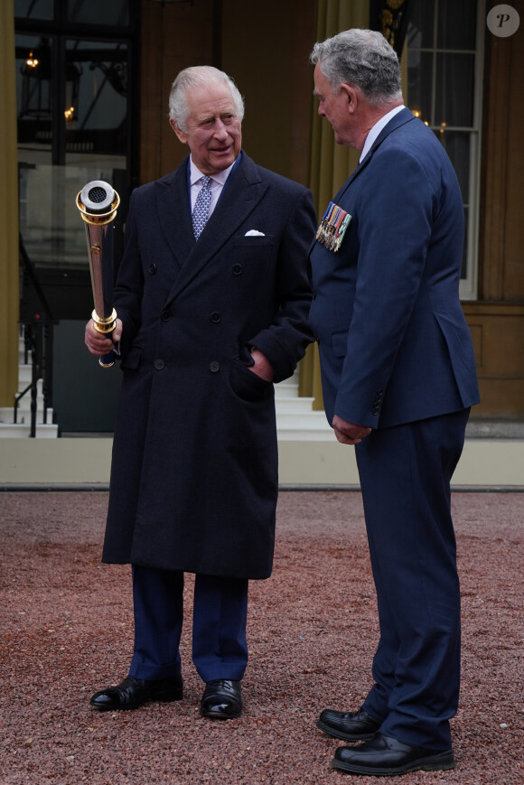 Le roi Charles III d'Angleterre assiste au début de l'Australian Legacy Torch Relay au palais de Buckingham à Londres. Le couronnement servira "d'énorme coup de pouce économique à la nation", mais les organisateurs ont été conscients de la crise du coût de la vie en réalisant des gains d'efficacité clés, a insisté Buckingham Palace.