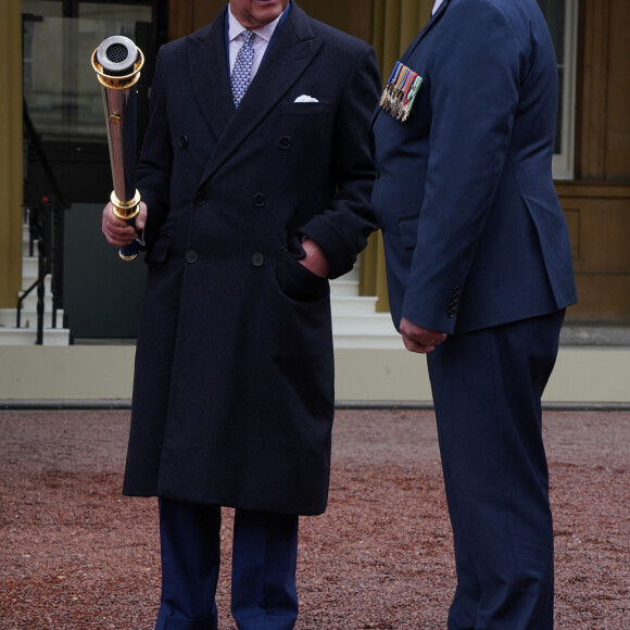 Le roi Charles III d'Angleterre assiste au début de l'Australian Legacy Torch Relay au palais de Buckingham à Londres. Le couronnement servira "d'énorme coup de pouce économique à la nation", mais les organisateurs ont été conscients de la crise du coût de la vie en réalisant des gains d'efficacité clés, a insisté Buckingham Palace.