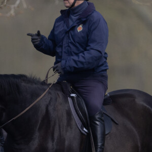 Le prince Andrew monte à cheval puis repart en voiture à Windsor, le 8 avril 2023.