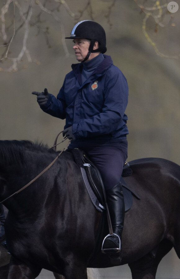 Le prince Andrew monte à cheval puis repart en voiture à Windsor, le 8 avril 2023.