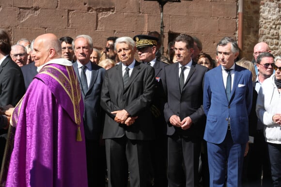 Après un moment de recueillement sur le parvis devant plusieurs centaines de personnes, ses obsèques ont été célébrées avec beaucoup d'émotion
Gérard Longuet, Alain Madelin, Charles-Ange Ginesy et Philippe Douste-Blazy - Obsèques de l'ancien ministre François Léotard en la Cathédrale Notre-Dame et Saint-Léonce de Fréjus, France, le 3 mai 2023. François Léotard, né le 26 mars 1942 à Cannes et mort le 25 avril 2023, est un homme politique français. Député du Var et maire de Fréjus pendant près de vingt ans, il est ministre de la Culture et de la Communication de 1986 à 1988 et ministre d'État, ministre de la Défense de 1993 à 1995. © Philippe Arnassan/Nice Matin/Bestimage