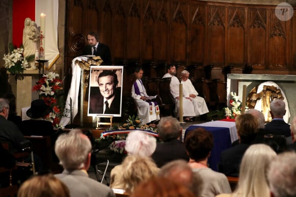 François Léotard a ensuite été inhumé dans le caveau familial, dans la plus stricte intimité, au cimetière Saint-Etienne à Fréjus.
Marc-Antoine Léotard - Obsèques de l'ancien ministre François Léotard en la Cathédrale Notre-Dame et Saint-Léonce de Fréjus, France, le 3 mai 2023. François Léotard, né le 26 mars 1942 à Cannes et mort le 25 avril 2023, est un homme politique français. Député du Var et maire de Fréjus pendant près de vingt ans, il est ministre de la Culture et de la Communication de 1986 à 1988 et ministre d'État, ministre de la Défense de 1993 à 1995. © Philippe Arnassan/Nice Matin/Bestimage