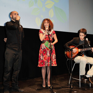 Clementine Celarie et ses fils Abraham et Balthazar chantent a l'occasion du Festival Atmosphere a Courbevoie le 2 Avril 2013.