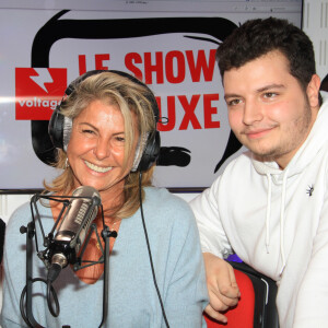 Au point de parfois aller loin concernant leur sécurité...
Caroline Margeridon avec sa fille Victoire et son fils Alexandre lors de l'émission "Le Show de Luxe" sur la Radio Voltage à Paris, France, le 31 janvier 2019. © Philippe Baldini/Bestimage