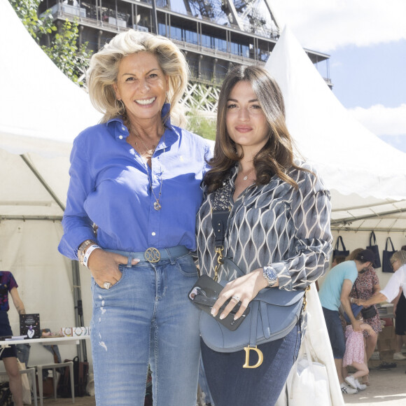 "Quand nous étions ados, elle exigeait de connaître nos copains. Elle nous mettait même des traceurs sur nos portables pour vérifier où nous étions. Elle savait tout sur tout", a révélé sa fille Victoire pour "Gala".
Exclusif - Caroline Margeridon et sa fille Victoire - Festival des Livres et des Artistes organisé par l'association "Lecture pour Tous" engagée dans la lutte contre l'illettrisme au Mail Branly à Paris le 3 juillet 2022. © Pierre Perusseau / Jack Tribeca / Bestimage