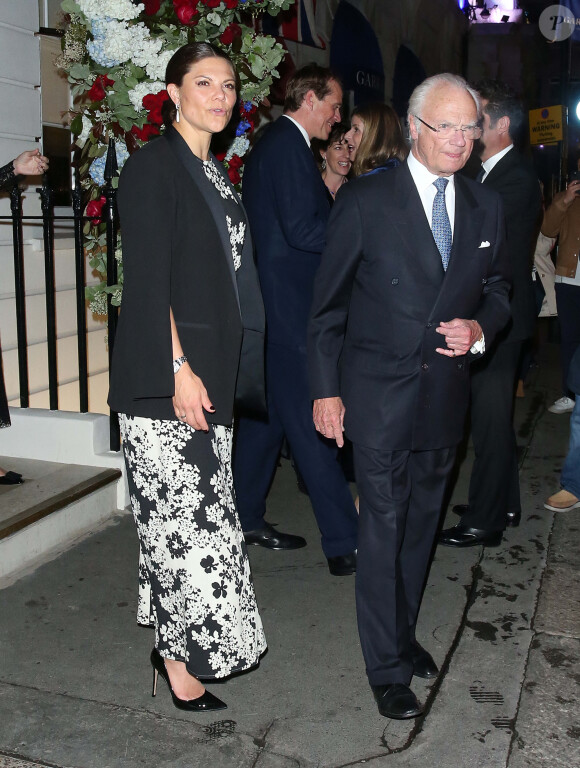 La princesse Victoria de Suède et le roi Carl XVI Gustav de Suède - Les invités au couronnement du roi d'Angleterre à la sortie du dîner au restaurant Oswald's dans le quartier de Mayfair à Londres, Royaume Uni, le 5 mai 2023. 