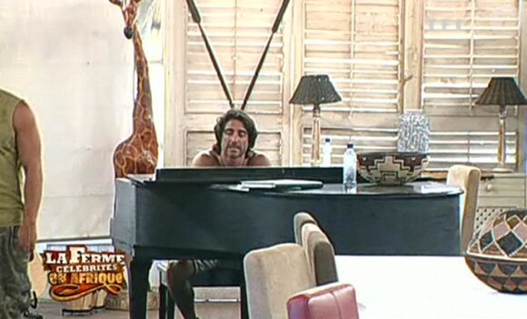 Pour faire déguerpir Mickaël, Greg occupe le piano ! Efficace !