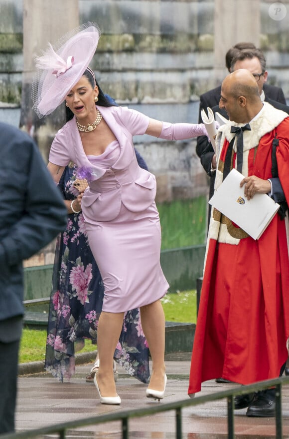 Mais la chanteuse américaine, qui partage sa vie avec Orlando Bloom, a semble-t-il passé une journée plutôt compliquée.
Katy Perry - Sortie de la cérémonie de couronnement du roi d'Angleterre à l'abbaye de Westminster de Londres, Royaume Uni, le 6 mai 2023.