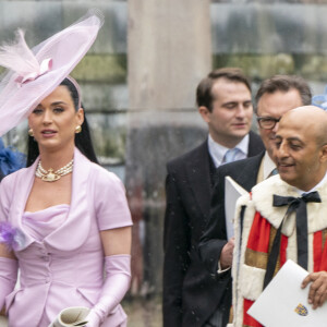 La chanteuse américaine de 38 ans, vêtue d'une une robe rose pastel, avec un chapeau assorti sur la tête, a pu compter sur Edward Ennindul, rédacteur en chef de Vogue, pour l'aider à regagner sa place, a fait savoir le Daily Mail.
Katy Perry - Sortie de la cérémonie de couronnement du roi d'Angleterre à l'abbaye de Westminster de Londres, Royaume Uni, le 6 mai 2023.