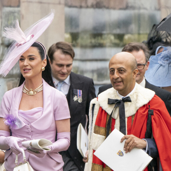 Après cet "incident", Katy Perry a failli finir allongée sur le trottoir, la cheville foulée.
Katy Perry - Sortie de la cérémonie de couronnement du roi d'Angleterre à l'abbaye de Westminster de Londres, Royaume Uni, le 6 mai 2023.