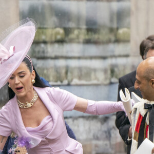 Déboussolée, Katy Perry a amusé les internautes en ayant bien du mal à trouver sa place au sein de l'Abbaye Westminster (Londres), ce samedi 6 mai.
Katy Perry - Sortie de la cérémonie de couronnement du roi d'Angleterre à l'abbaye de Westminster de Londres, Royaume Uni, le 6 mai 2023.