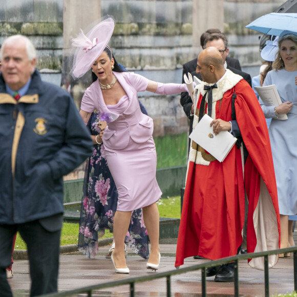 Déboussolée, Katy Perry a amusé les internautes en ayant bien du mal à trouver sa place au sein de l'Abbaye Westminster (Londres), ce samedi 6 mai.
Katy Perry - Sortie de la cérémonie de couronnement du roi d'Angleterre à l'abbaye de Westminster de Londres, Royaume Uni, le 6 mai 2023.