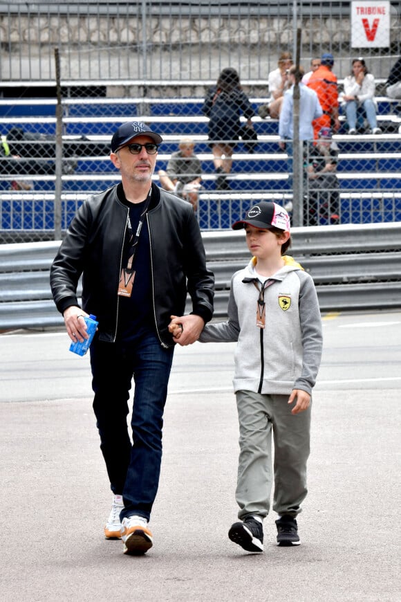 Gad Elmaleh et son fils Raphaël durant le 6eme Monaco E-Prix à Monaco, le 6 mai 2023.  © Bruno Bebert/Bestimage 