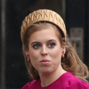 Beatrice d'York, quant à elle, avait des boucles d'oreilles en opale et saphirs roses. 
La princesse Beatrice d'York et Le prince Harry, duc de Sussex lors de la cérémonie de couronnement du roi d'Angleterre à Londres, Royaume Uni, le 6 mai 2023. 