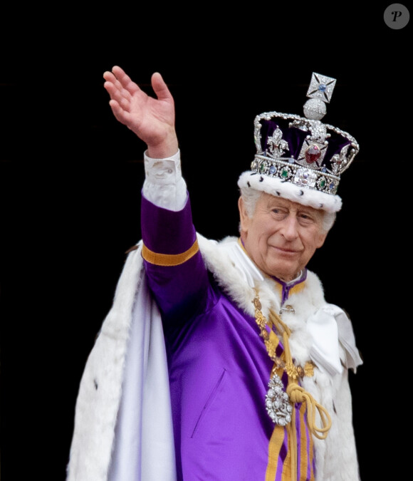 Il a levé son verre à ses petits-enfants "qui n'étaient pas là".
Le roi Charles III d'Angleterre - La famille royale britannique salue la foule sur le balcon du palais de Buckingham lors de la cérémonie de couronnement du roi d'Angleterre à Londres le 5 mai 2023.