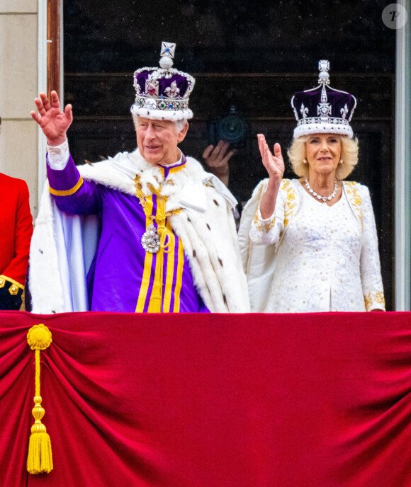 Lors d'une réception privé, Charles a fait part de sa déception.
Le roi Charles III d'Angleterre et Camilla Parker Bowles, reine consort d'Angleterre - La famille royale britannique salue la foule sur le balcon du palais de Buckingham lors de la cérémonie de couronnement du roi d'Angleterre à Londres le 5 mai 2023.