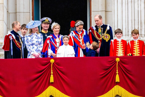 Le prince Edward, duc d'Edimbourg, James Mountbatten-Windsor, Comte de Wessex, Lady Louise Windsor, Vice Admiral Sir Tim Laurence, Sophie, duchesse d'Edimbourg, la princesse Charlotte de Galles, le prince Louis de Galles, le prince William, prince de Galles, et Catherine (Kate) Middleton, princesse de Galles et le prince George de Galles - La famille royale britannique salue la foule sur le balcon du palais de Buckingham lors de la cérémonie de couronnement du roi d'Angleterre à Londres le 6 mai 2023.