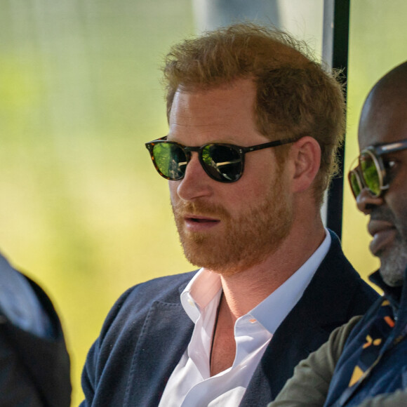 Difficile de ne pas voir un lien entre le couronnement de Charles et cette photo de l'ex-femme du roi, que le prince Harry a perdu lorsqu'il était enfant
Le prince Harry et son ami Misan Harriman lors des Invictus Games aux Pays-Bas en 2022