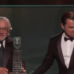 Robert De Niro et Léonardo Dicaprio lors du discours du SAG Lifetime Achievement Award. 