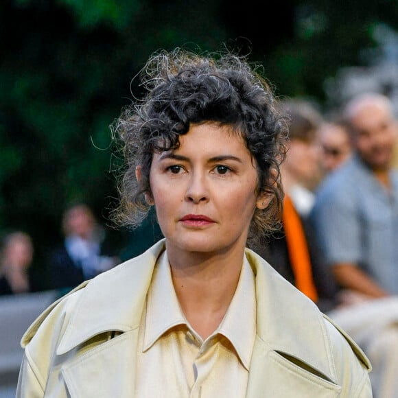 "Les moments que je passe avec mon petit trésor, je me suis permis de ne pas les rater sous prétexte que je devrais travailler. Ces moments n'ont pas de prix", dévoilait-elle.
Audrey Tautou lors du défilé de mode Homme printemps-été 2023 Ami - Alexandre Mattiussi, au Sacré-Coeur à Paris, France, le 23 juin 2022. 