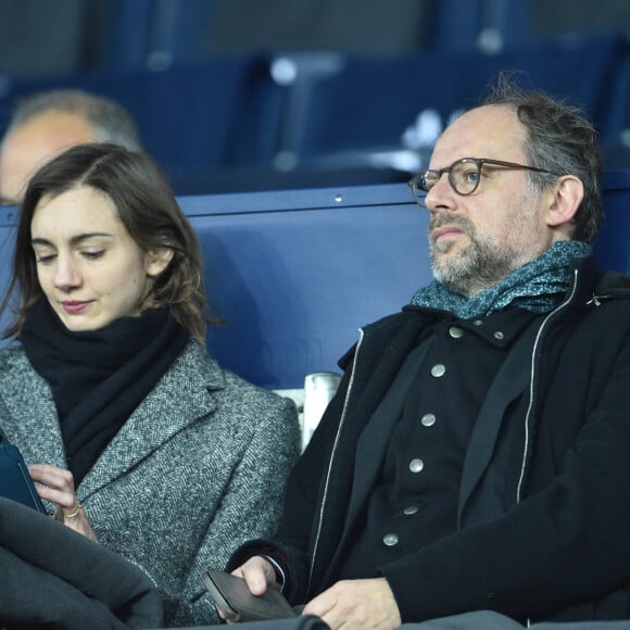 Les deux tourtereaux ont également déjà été aperçus ensemble dans les tribunes du Parc des Princes pour assister à la rencontre opposant le Paris Saint-Germain à l'AS Saint-Etienne (Ligue 1) en janvier 2020.
Denis Podalydès et sa compagne Leslie Menu dans les tribunes lors du match de quart de finale de la Coupe de Ligue opposant le Paris Saint-Germain à l'AS Saint-Etienne au Parc des Princes à Paris, France, le 8 janvier 2020. le PSG a gagné 6-1. © Giancarlo Gorassini/Bestimage 