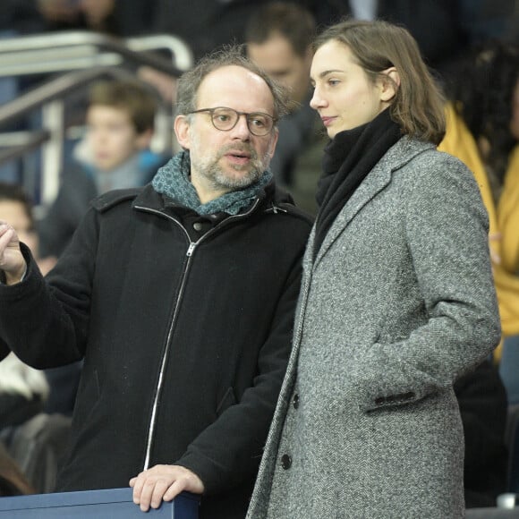 Denis Podalydès et sa compagne Leslie Menu dans les tribunes lors du match de quart de finale de la Coupe de Ligue opposant le Paris Saint-Germain à l'AS Saint-Etienne au Parc des Princes à Paris, France, le 8 janvier 2020. le PSG a gagné 6-1. © Giancarlo Gorassini/Bestimage 