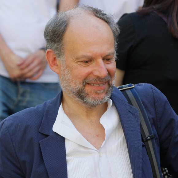 Mais il en existe tout de même quelques unes, que ce soit sur scène, en coulisse ou encore au conservatoire aux côtés de son célèbre compagnon.
Exclusif - Denis Podalydès - Obsèques du metteur en scène Peter Brook en la cathédrale Saint Alexandre Nevsky à Paris, France, le 11 juillet 2022. © Christophe Clovis/Bestimage 