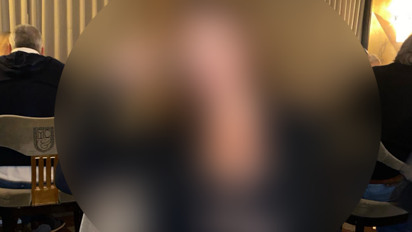 PHOTO Ici tout commence : Une actrice en robe ultra décolletée et très fendue, avant-goût très sexy de Cannes