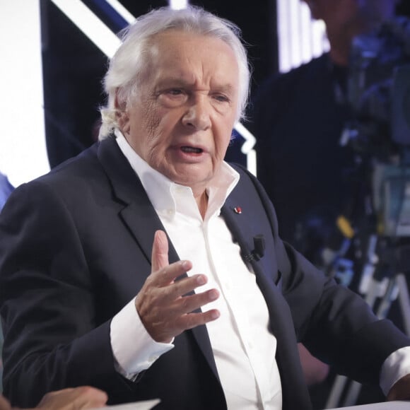 Son avenir était tout tracé.
Exclusif - Michel Sardou sur le plateau de l'émission Touche pas à mon poste (TPMP) présentée en direct par C.Hanouna et diffusée sur C8. © Jack Tribeca / Bestimage