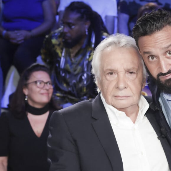 Les futurs propriétaires du manoir de la Haulle ont même eu l'occasion d'échanger avec Monsieur le maire.
Exclusif - Michel Sardou, Cyril Hanouna sur le plateau de l'émission Touche pas à mon poste (TPMP) présentée en direct par C.Hanouna et diffusée sur C8 le 29 août 2022. © Jack Tribeca / Bestimage