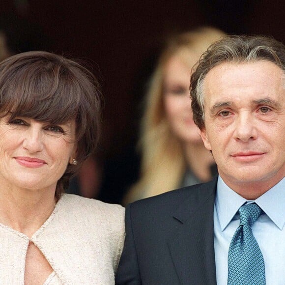 Mais il va devoir changer ses plans d'avenir... puisqu'il vient de vendre sa demeure située à Vauville, dans le Calvados.
Michel Sardou et Anne-Marie Périer se marient à Neuilly Sur Seine.