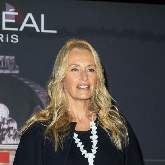 Estelle Lefébure - Photocall du défilé "Walk Your Worth" By L'Oreal à l'Ecole Militaire lors de la fashion week PAP femme printemps / été 2023 le 2 octobre 2022. © Olivier Borde / Bestimage 