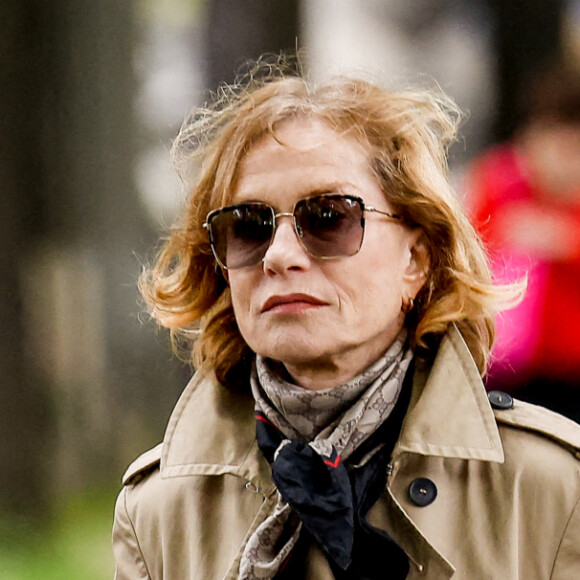 De nombreuses personnalités se sont rendues à cet évènement,
Isabelle Huppert - Sorties des obsèques de l'avocat pénaliste, ancien ministre, grand officier de la Légion d'honneur, Georges Kiejman au cimetière du Montparnasse dans le 14ème arrondissement de Paris, France, le 12 mai 2023. © Cyril Moreau/Bestimage 