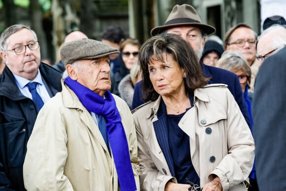 Ce vendredi au cimetière du Montparnasse se tenaient les obsèques de l'avocat pénaliste,
Anne Sinclair et son compagnon Pierre Nora - Sorties des obsèques de l'avocat pénaliste, ancien ministre, grand officier de la Légion d'honneur, Georges Kiejman au cimetière du Montparnasse dans le 14ème arrondissement de Paris, France. © Cyril Moreau/Bestimage